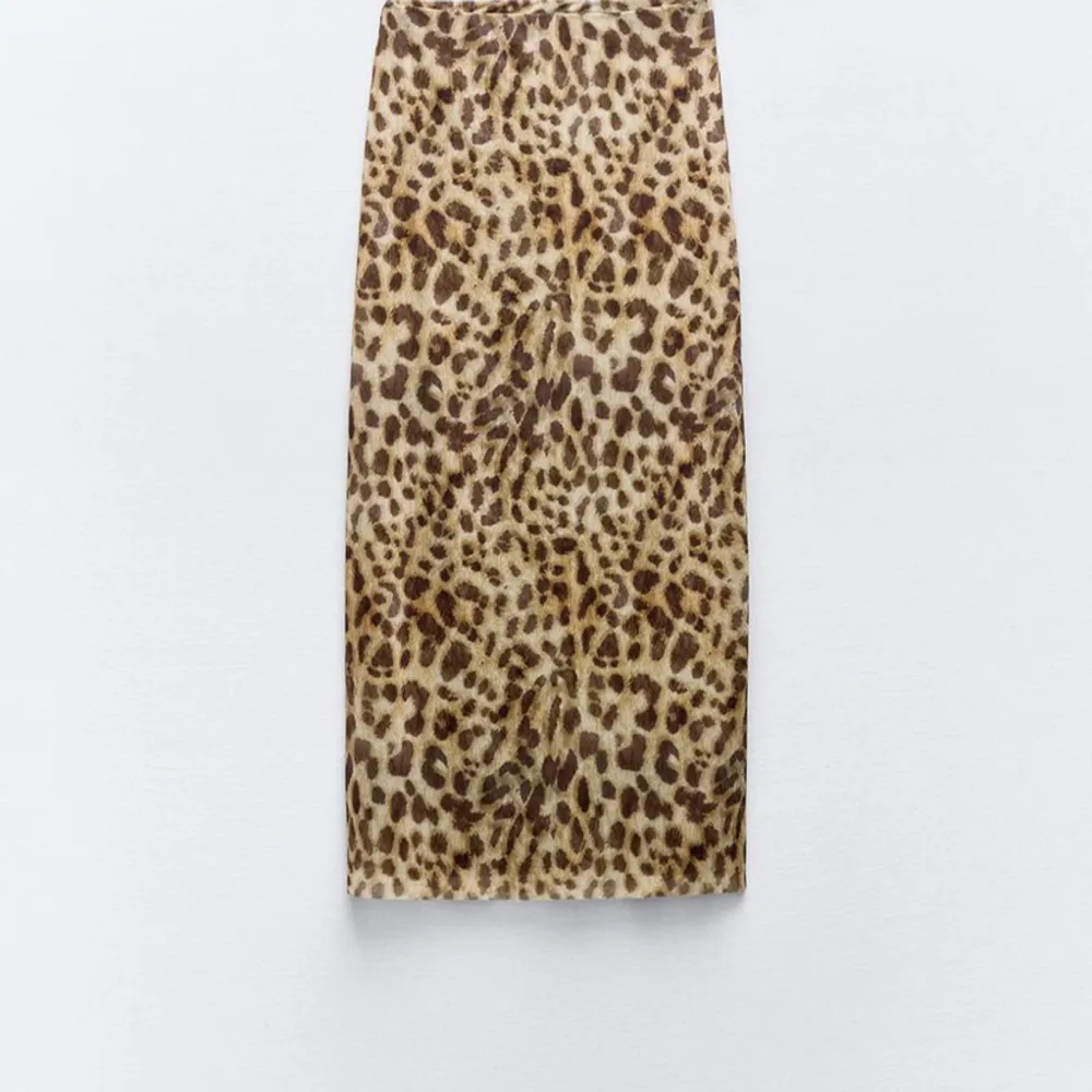 Säljer denna kjol från zara som är helt slutsåld på hemsidan. Den är i storlek S och går knappt att få tag på. Helt ny med prislapp kvar! . Kjolar.