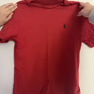 Säljer röd Ralph lauren t-shirt som är i nyskick och perfekt till sommaren! Storlek 150 men passar större. Nypris 399kr