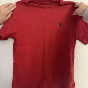 Ralph lauren t-shirt - Säljer röd Ralph lauren t-shirt som är i nyskick och perfekt till sommaren! Storlek 150 men passar större. Nypris 399kr
