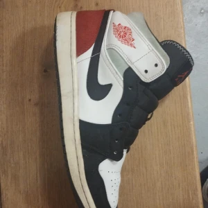 Jordan 1  - Storlek 42 skik bra som man kan se på bilderna jag har inte en så bra telefon så ganska dåliga bilder skriv för mer bilder pris kan diskuteras 