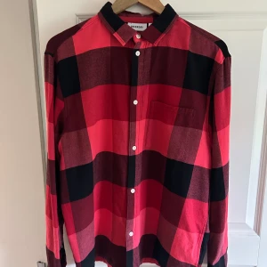 weekday flanellskjorta - Aldrig använd, bara hängt i garderoben. Normal passform.