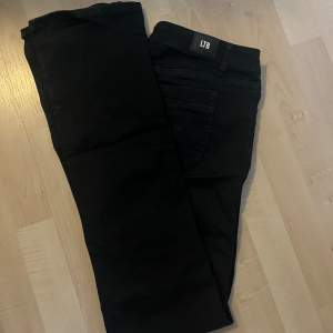 Ett par Ltb jeans i modellen valeri. De är använda några gånger men i bra skick. Säljer för att de är för stora.