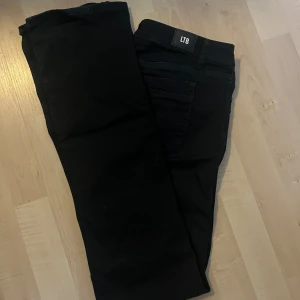 Ltb jeans - Ett par Ltb jeans i modellen valeri. De är använda några gånger men i bra skick. Säljer för att de är för stora.