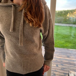 Zara tröja! - Grå stickad hoddie från Zara, i fint skick ❤️