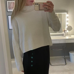 Stickad tröja  - Vit tröja med en liten krage från & Other stories, materialet kan kännas lite urtvättat men absolut inget märkvärdigt  !💕