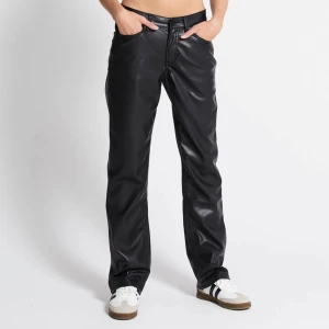 Skinnbyxor - Säljer dessa skinnbyxor då de är försmå för mig. Byxorna är sköna och snygga. Ska köpa nya fast i större storlek.