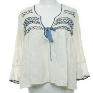 Blus från Odd Molly  - Jättesöt blus från odd Molly  Har använt blusen cirka 3 gånger, kan vara bra att veta att den är lite genomskinlig.  Skriv för fler bilder!