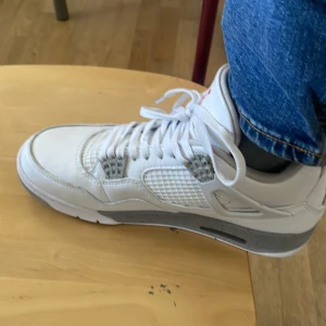 Jordan 4s oreos strlk 42,5 - Den unga karens skor har blivit för små och han vill få dem sålda så snabbt som möjligt  Använda 4 gånger  