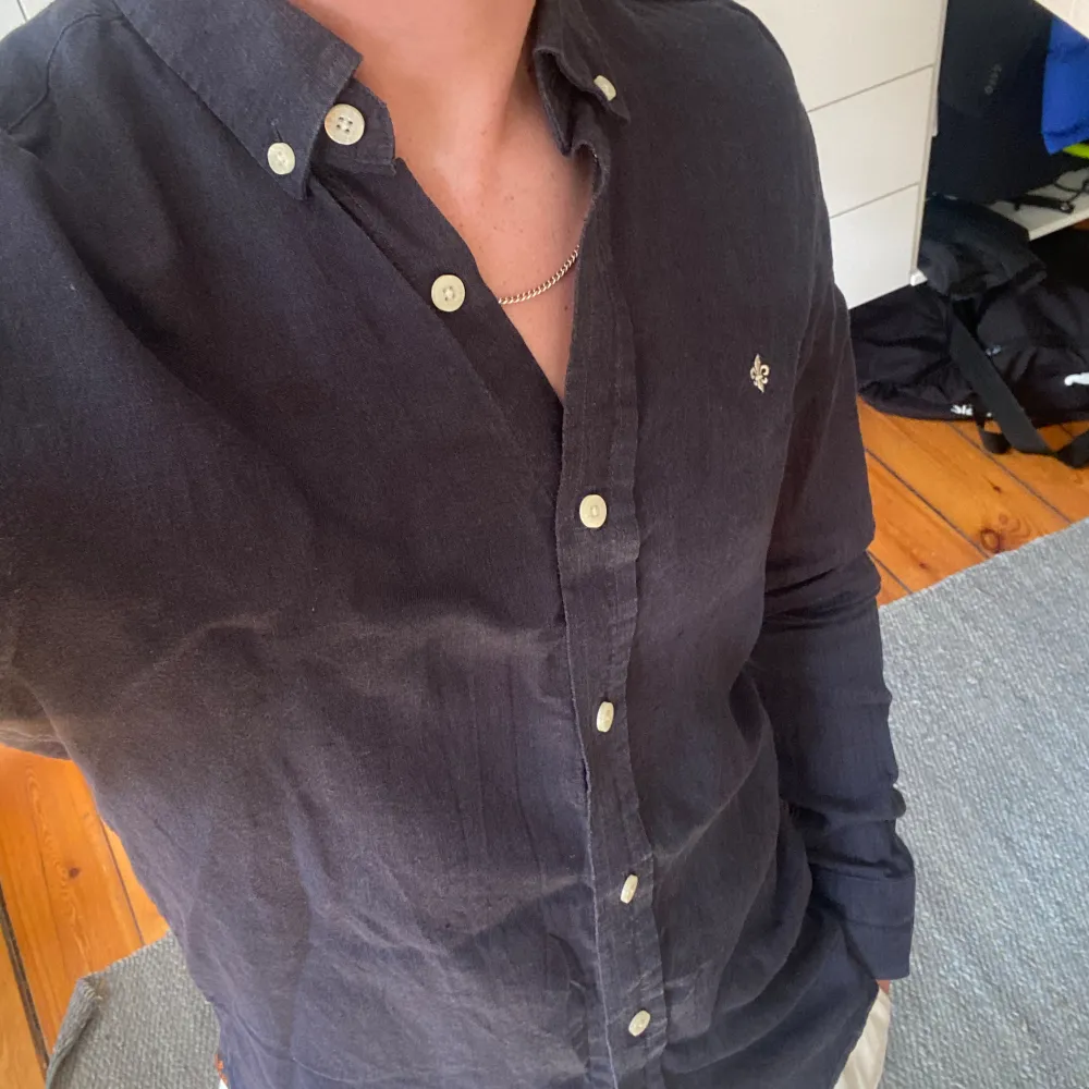 Skit sexig marinblå Morris skjorta! Skicket är mycket bra. Storlek XS men passar även S! Perfekt till sommaren:)🕶️. Skjortor.