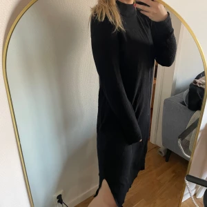 Stickad klänning - Svart basic stickad klänning