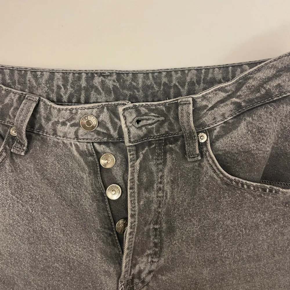 Jeans från HM i strl 38 o fint använt skick 💌 Jag är 1,60 för referens!. Jeans & Byxor.