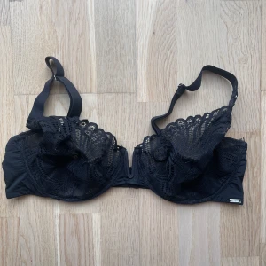 Spets bh - Skitsnygg spets bh med märket ”Ella M” köpt på Lindex, som ny då den är använd en gång!!