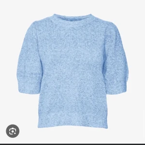 Blå Stickad Tröja - Säljer nu min stickade tröja från Vera Moda. Använd 2 gånger och är i bra skick. Köpt på Vera Moda för 349kr. 💕