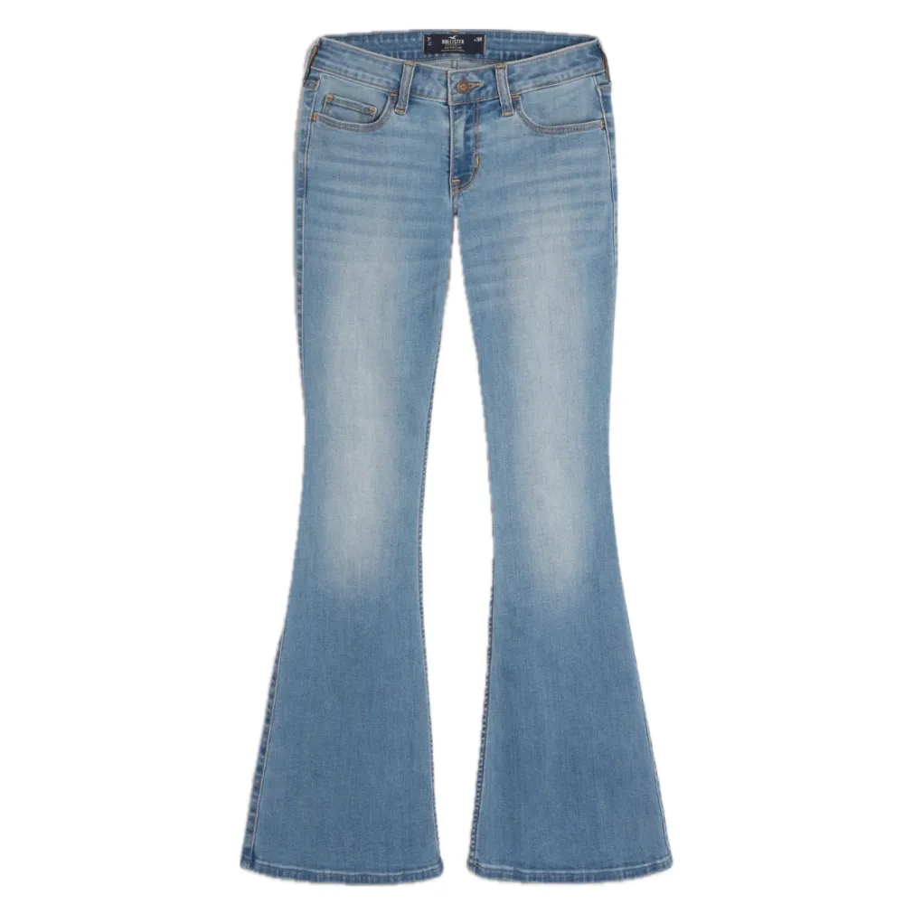 Så snygga jeans från hollister! Helt nya med prislapp kvar💕 nypris 49€ (570kr) Dom är i strlk 8 vilket motsvarar 40 o som är i en lång modell. Jeans & Byxor.