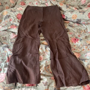 Lågmidjade linnebyxor - Lågmidjade bruna linnebyxor! Ca 38cm midja tvärs över