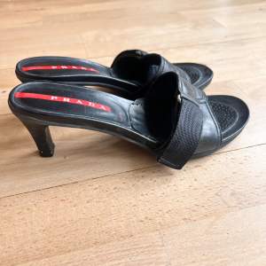 Snygga Y2K sandaletter från Prada. Bra skick. Självklart 100% äkta! 