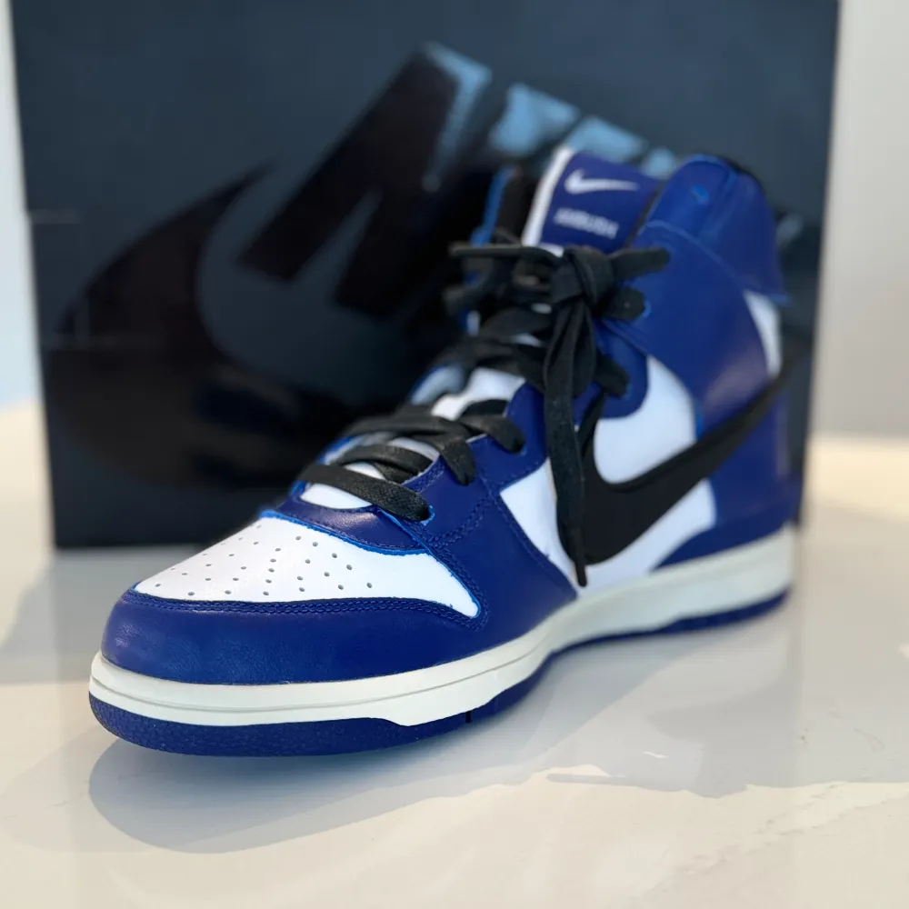 Splitter nya Nike Dunk High Ambush ”deep royal” inkl orginalkartong.   Missa inte chansen att köpa sommarens fetaste sneakers 👌. Skor.