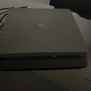 Ps4 med sladar  - Ps4 som är bra men vill sälja för jag fick min ps5.ps4 har sladd och funkar bra.Om du vill köpa så tar jag kontant och Swish 