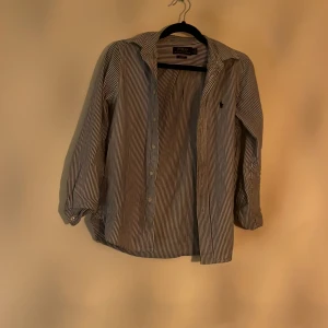 Ralphluaren skjorta - Tjena,säljer denna unika skjorta från märker Ralphluaren jag sätter priset på 650kr!otroligt bra pris.Bara att hojta till om en minsta fråga.Öppen för byten,Såklart äkta.