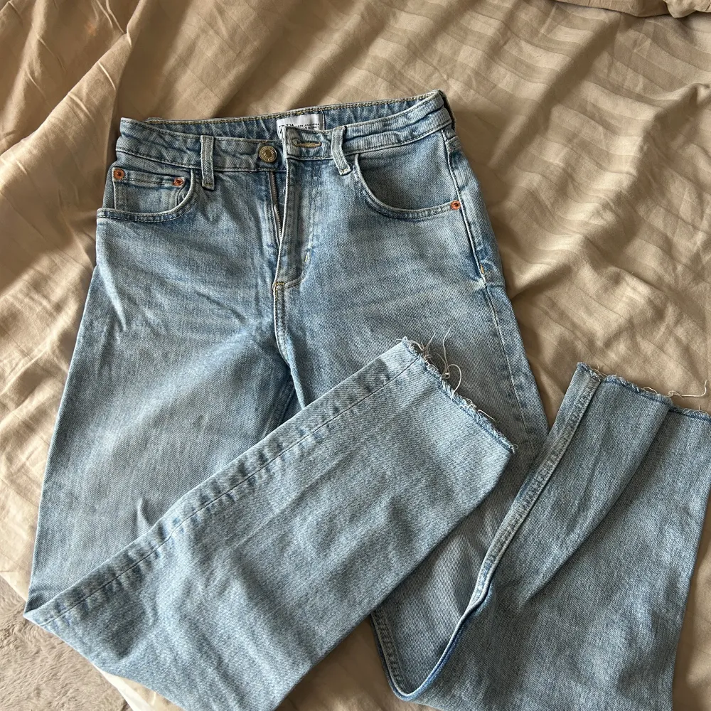 Säljer dessa jättesnygga zara jeans då de blivit för små tyvärr🎀 Supersnygg tvätt på dom!! Säljer för 100kr + frakt 💗. Jeans & Byxor.