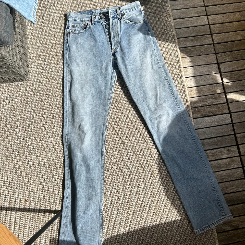 Vintage Levis  Hittar ej storleken på jeansen men dessa passa perfekt på mig när jag vanligtvis hade storlek w25 L32 Mått: innerbenslängd 82cm Midjemått: 70cm. Jeans & Byxor.