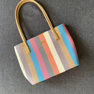 Vintage Väska - Jättefin randig färgglad väska köpt second hand.