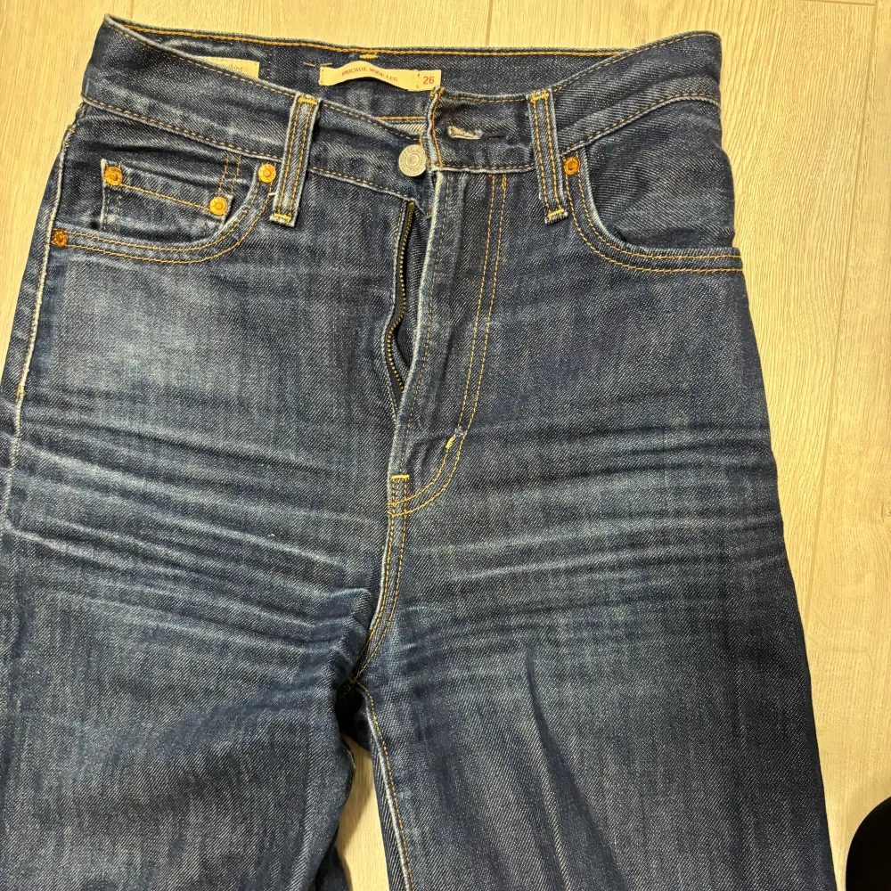 Levi’s jeans i stlr w26, använda en X antal gånger därav lite sltingingar som man ser på bilderna. Utöver det sitter de och det perfekta ut!. Jeans & Byxor.