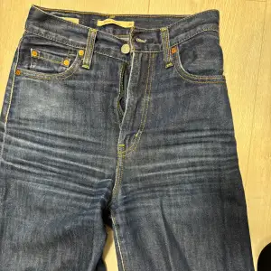 Levi’s jeans i stlr w26, använda en X antal gånger därav lite sltingingar som man ser på bilderna. Utöver det sitter de och det perfekta ut!