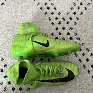 Nike mercurial superfly  - Riktigt feta gamla skor som är slutsålda överallt, inget fel på dom utan att dom är lite smutsiga men om man tvättar dom kan dom lika gärna vara nya!