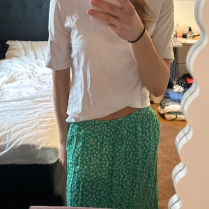 Kjol från Tommy Hilfigher - Säljer denna superfina kjolen från Tommy Hilfigher!!! Den är i väldigt fint skick och är inte mycket använd. Den har fickor (se sista bilden). Jag är 160 cm lång och den går lite nedanför knäna på mig. Den är i storlek 164 men sitter som en XS/S.💚🤍