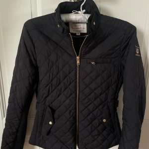 Vårjacka från Bondelid - Stilig vårjacka från Bondelid lerfekt för kalla mornar och kvällar.