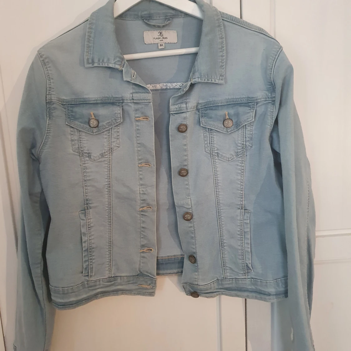 Ljusblå kortare jeansjacka från Flash - 90