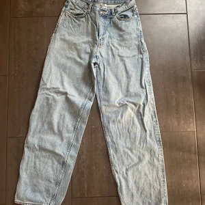 Jeans - Min lillebror har blivit 195 så vuxit ur en del kläder som jag nu säljer åt honom🤝 Vill ni ha bilder på hur kläderna sitter på så är det bara att skriva så löser vi☀️☀️ Jeansen är i modellen rail