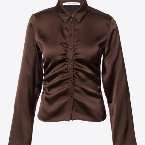 brun satinskjorta - säljer min superfina satinskjorta som bara är använd EN gång! OBS❗️storlek står tyvärr inte i men gissar på XS! nypris 1195kr!  🤎