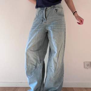 Jeans från jaded London, köpt här från plick men för stor. Original pris 1500kr. Taggen säger W30 US men det är cirka W46 EU —-  total längd är 104 cm, midja ca 43 cm och ankelbredd är 10 cm