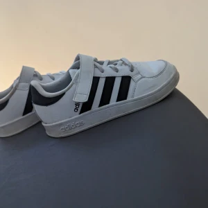 Adidas skor  - Säljer dessa vita adidas skor den är använd bara 1 månad och är i väldigt bra skick, 