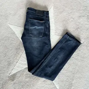 Hej🤗 säljer nu ett par mörkblåa Nudie jeans. Storlek 31/34 men sitter mer som 31/32! skick 9/10✅ hör av dig vid några frågor!