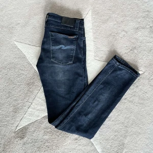 Nudie jeans  - Hej🤗 säljer nu ett par mörkblåa Nudie jeans. Storlek 31/34 men sitter mer som 31/32! skick 9/10✅ hör av dig vid några frågor!