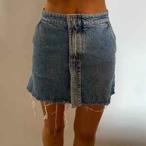 Jeanskjol StellaMcartney - Kort jeanskjol från Stella Mcartney, superbra skick och såå fin! Är 164cm:) Köpt på på Cortes Ingles i Madrid i sommras för ca 6000kr. Vid snabbt köp kan pris diskuteras❤️