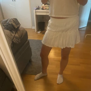 Kjol - Vit kjol med små detaljer💘💘