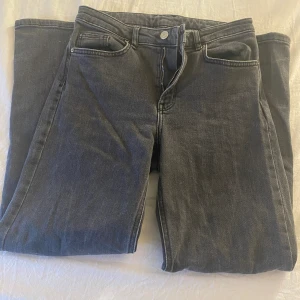 Mid midjade jeans - Säljer dessa jättefina jeans från carin wester.💕 använda en del men det är inget som syns dvs inga defekter. De är ganska korta i benen, passar mig som är 156 cm❤️ nypris är 600 sek