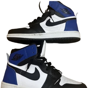 Jordans 1 - Fina sommar skor o helt rena och fina! Fler bilder kan lösas och pris kan såklart diskuteras😁Passar både killar och tjejer👍🏻