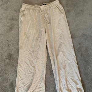 Beiga linnebyxor  - Säljer dessa beiga linnebyxorna från lager157 då dem inte används 🤍 obs avklippta och passar om man är under 160 cm 
