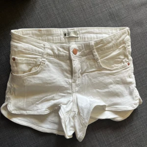 Vita lågmidjade jeansshorts - Vita jeansshorts med låg midja från GinaTricot. Strl 38 men är ganska små skulle jag säga. Skriv om ni undrar nåt💕 Köparen står för frakten 40kr