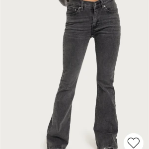 Lågmidjade jeans - Säljer dessa gråa fina lågmidjade och utsvängda jeansen från gina 🩶 fortfarande i nytt skick och aldrig använda