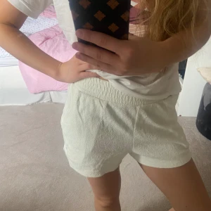 Frotté shorts  - Så söta shorts till sommaren i frotté tyg. Knappt använda för råkade få ett par till.💕