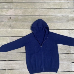 Jaxon woll - Säljer en jaxon woll zip up hoodie som är för stor. Oanvänd och är 10/10 i skick. Den är i storlek S i man och är gjord av ull.