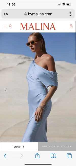 ByMalina klänning  - Klänning från ByMalina ”Marisa maxiklänning” i storlek L. Den är använd en gång och tvättad en gång, där är inga fläckar. Däremot lite slitage nedtill (kan skicka bilder vid intresse). Nypris är 3600 och mitt pris är 2200. Fler bilder finns vid intresse 🩵