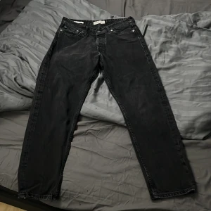 Jack and Jones byxor - Lose chirs Jack and Jones jeans   Svarta  Finns 1 st i w 30 L30 Och 2 st w31 L32   Blåa  Finns 2 st i w 31 L32  Grå (använda typ 3 gånger ) Ett par w 31 L32  200 styck (men vid snabb affär kan priset skjutsteras)