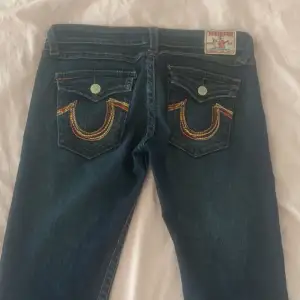 Säljer dessa fina True religion jeansen. Byxorna har storlek M och midjemått på 42 cm rakt över och innerbenslängd 81 cm. Skriv för fler bilder! Pris kan diskuteras!! 